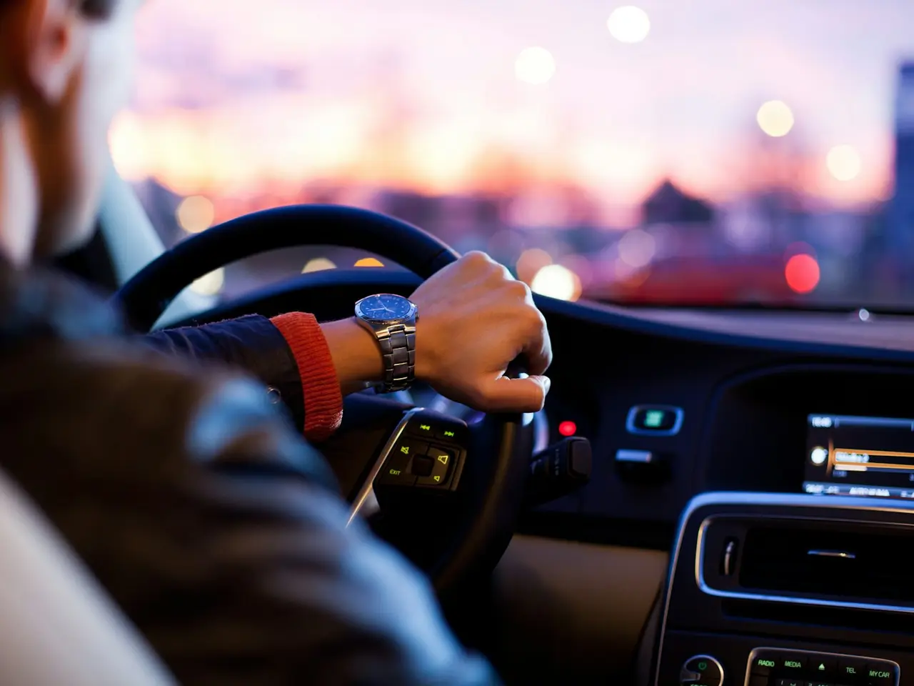 A car on an evening drive through the city